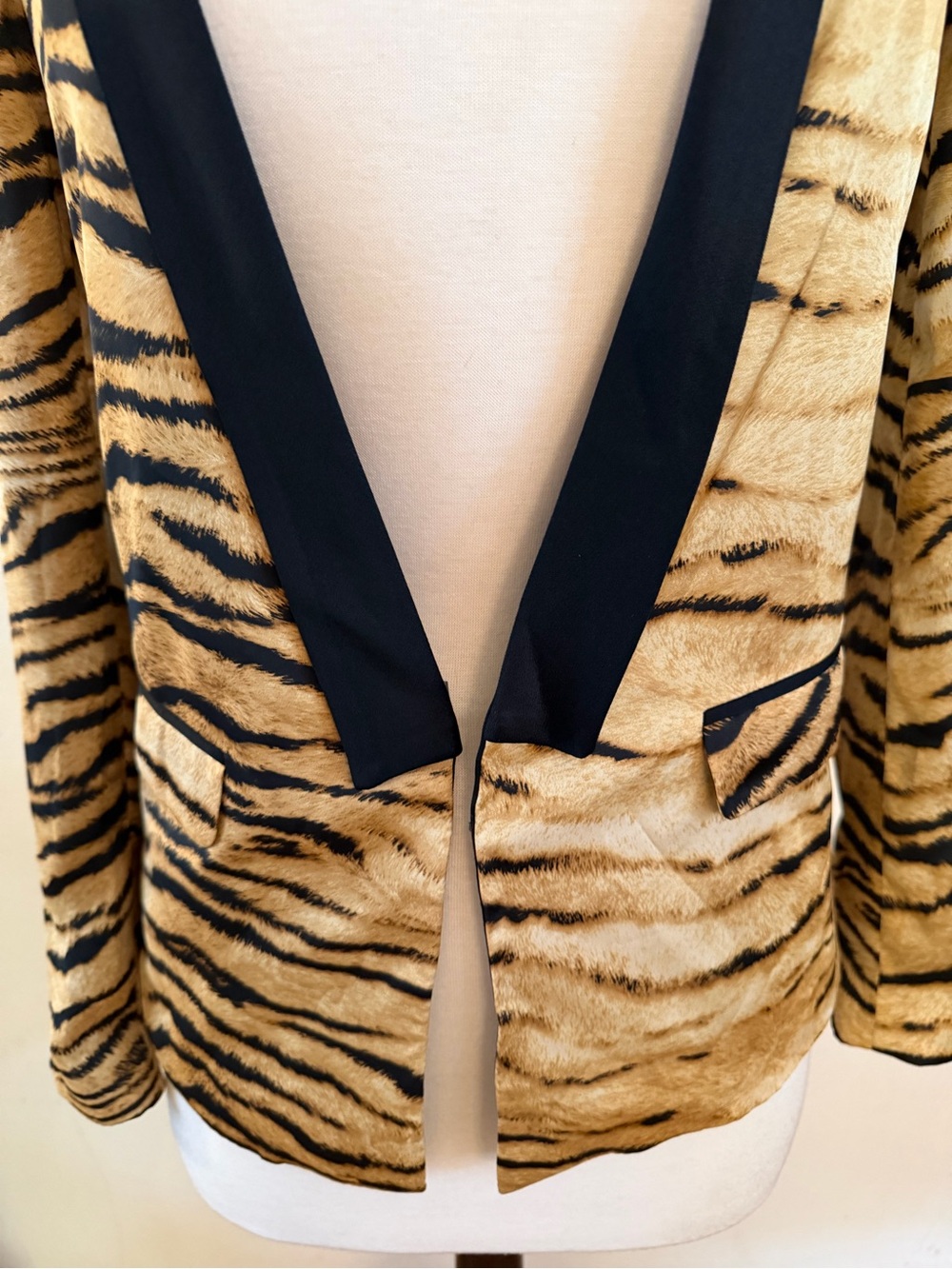 Zara Tiger Animal Print Tuxedo Blazer. Lightweight fun, summer, formal. Size XS - Picture 2 of 9